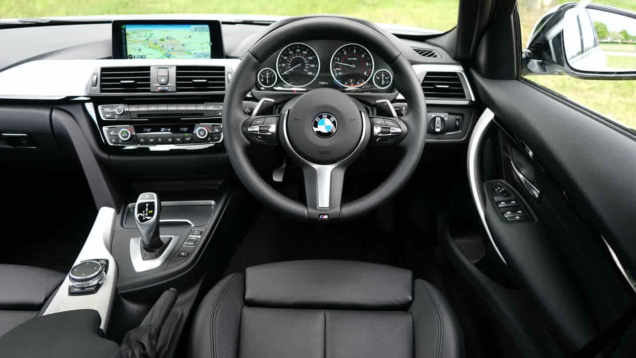 Interno di una macchina BMW