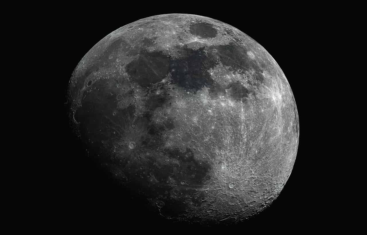 Luna vicina con superficie dettagliata