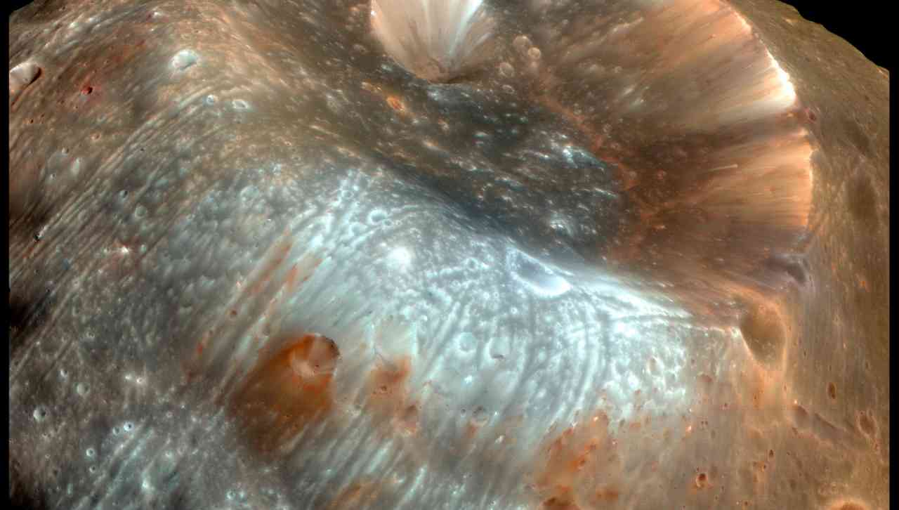 Nuova scoperta su Marte, gli scienziati parlano di Phobos: non siamo mai stati così vicini