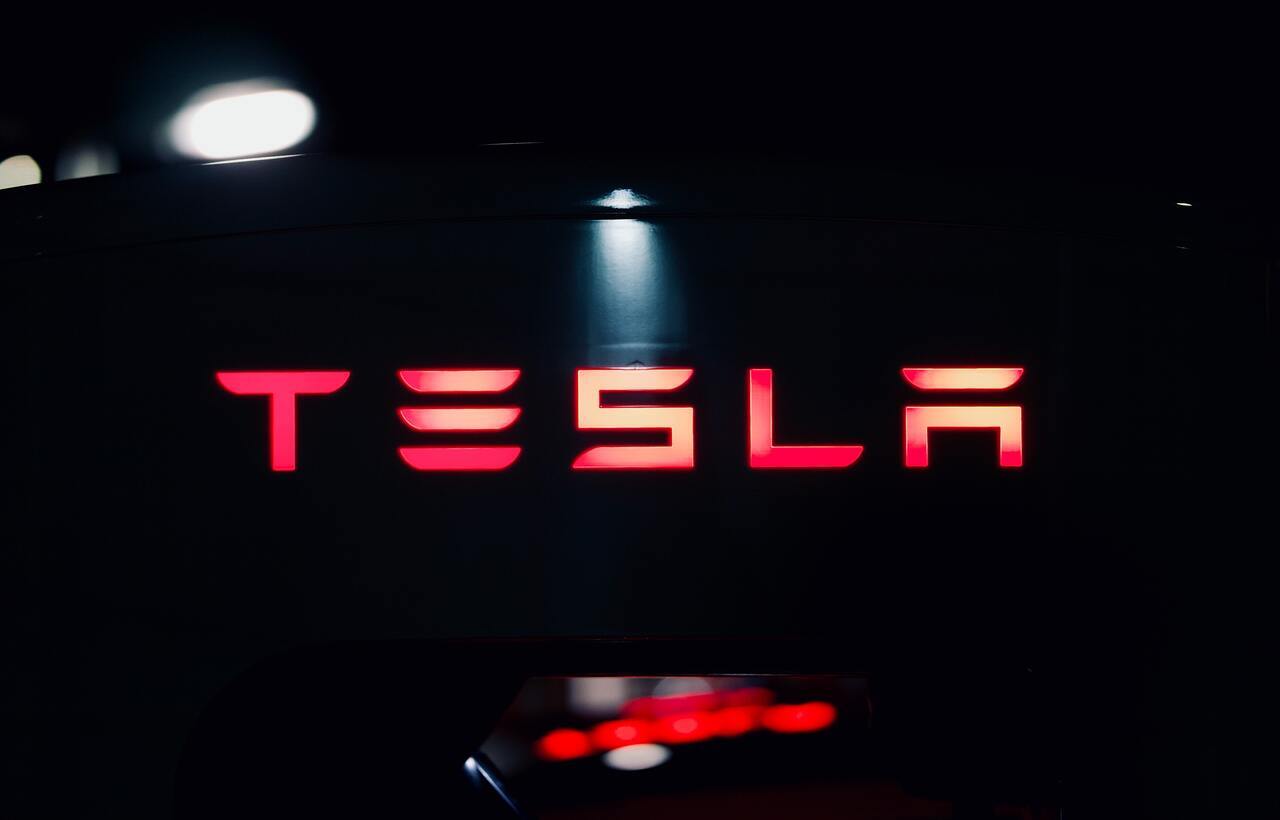 Scritta rossa Tesla